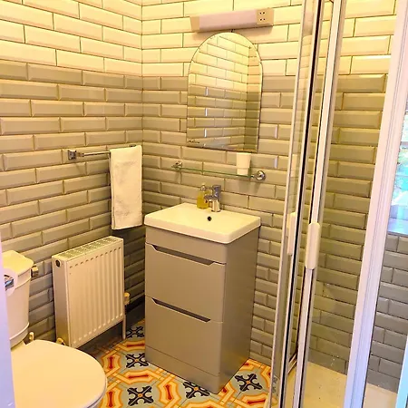 Robin Hill House Heritage 4*