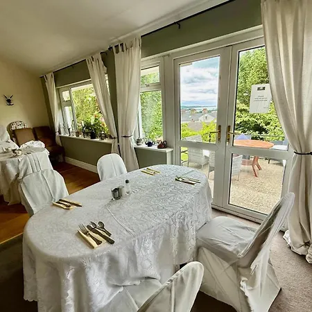 Robin Hill House 4*