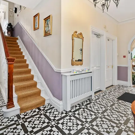 Robin Hill House Heritage 4*