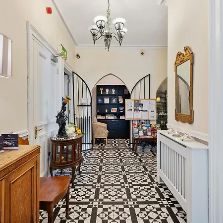 فندق مبيت وإفطار Robin Hill House Heritage كوب